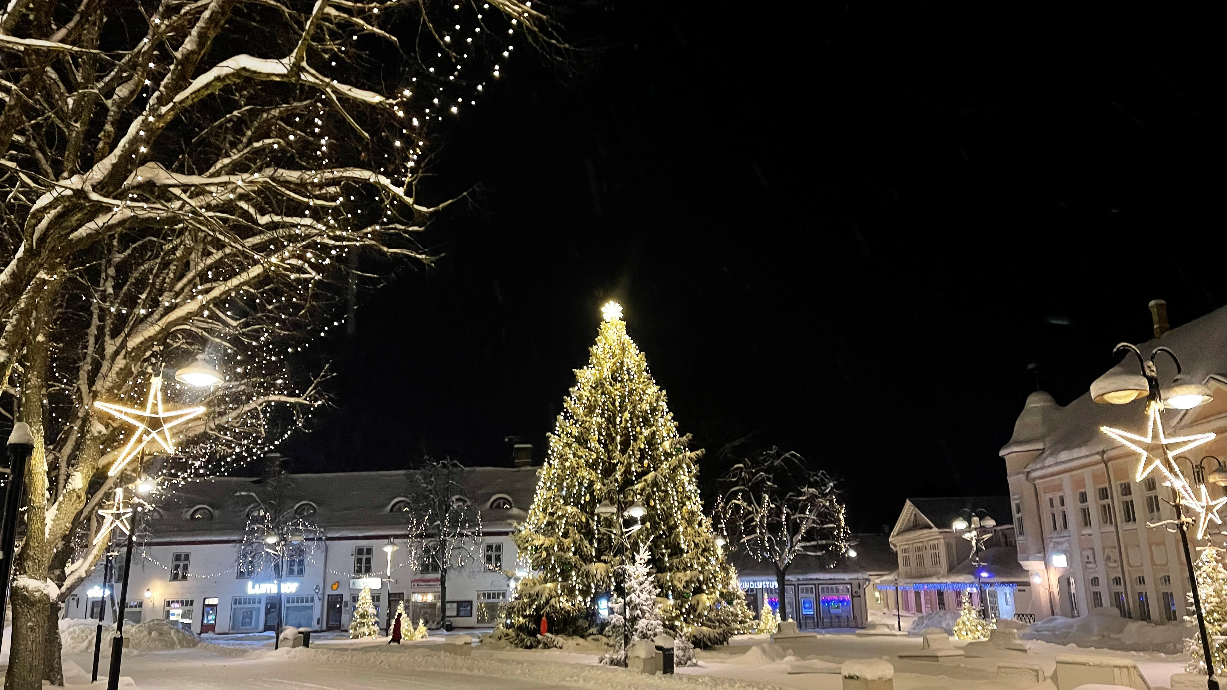 Kuressaare kesklinn tulede säras