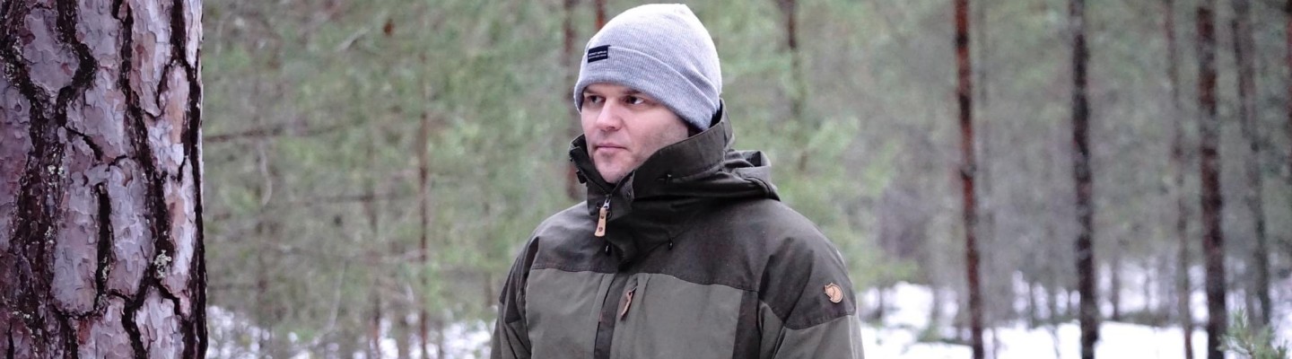 Madis Kallas metsapuude taustal