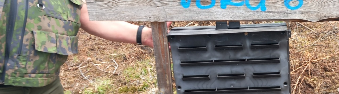 töötajad kontrollimas üraskiseire püünist