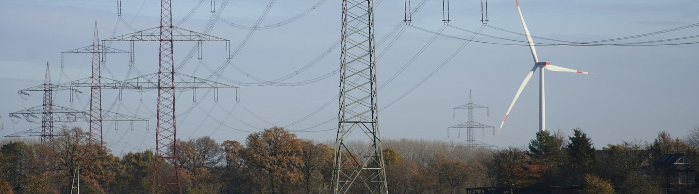 elektriliinid ja tuulik taustal